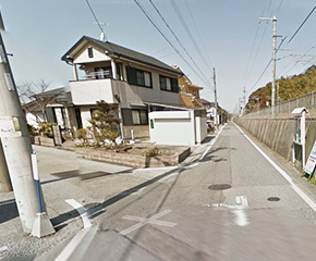 信号のある交差点「船町東」を右折線路につきあたり、最初の分かれ道を左へ